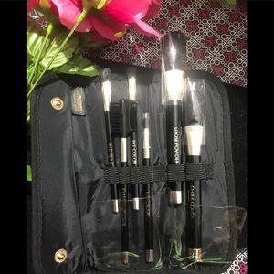 Nice Mary Kay 6 piece brush set w/ velvet bag!